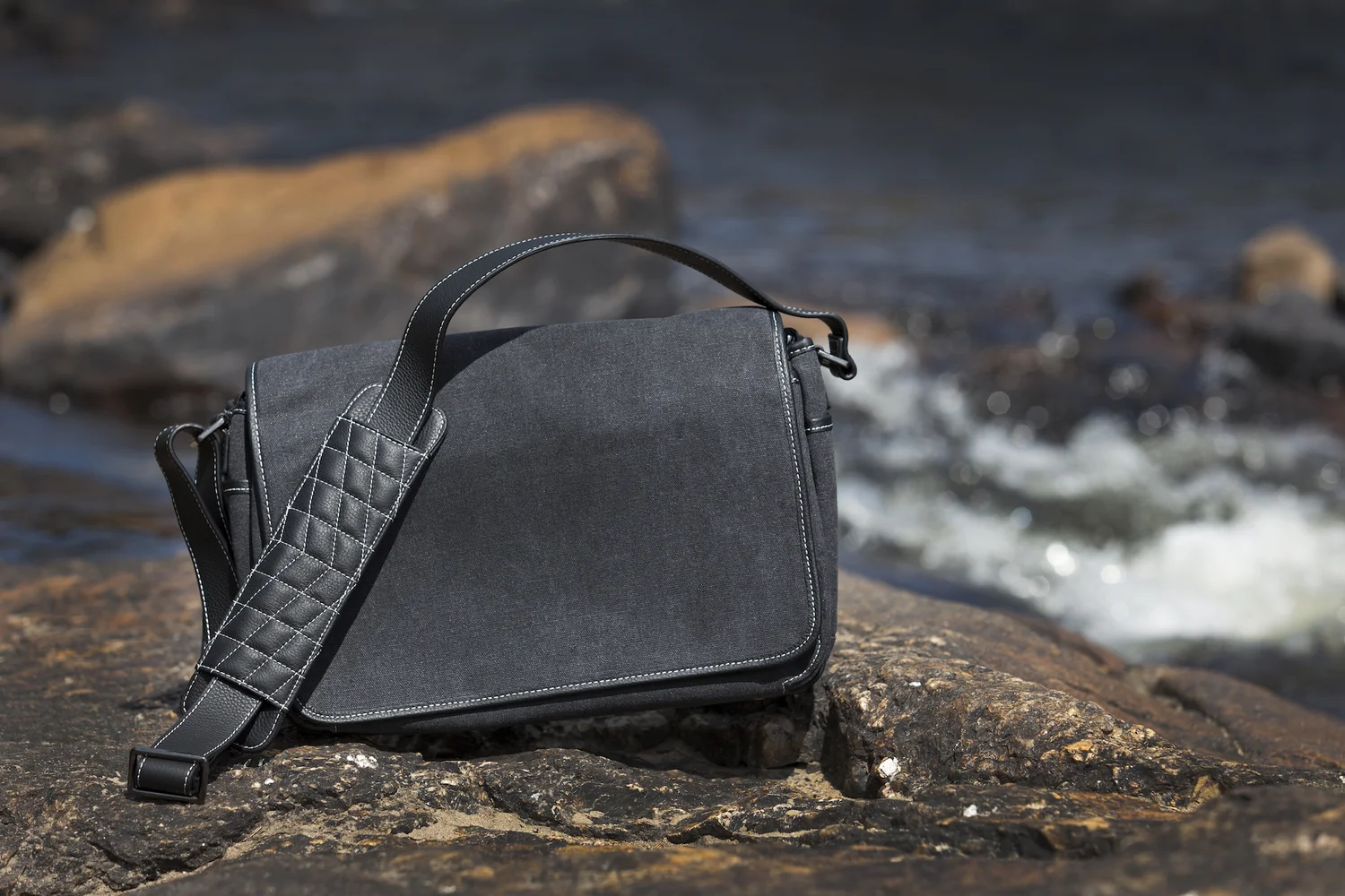 waxed canvas large messenger camera bag for dslr mirrorless cameras Nikon canon leica sony fuji Hasselblad phase one
