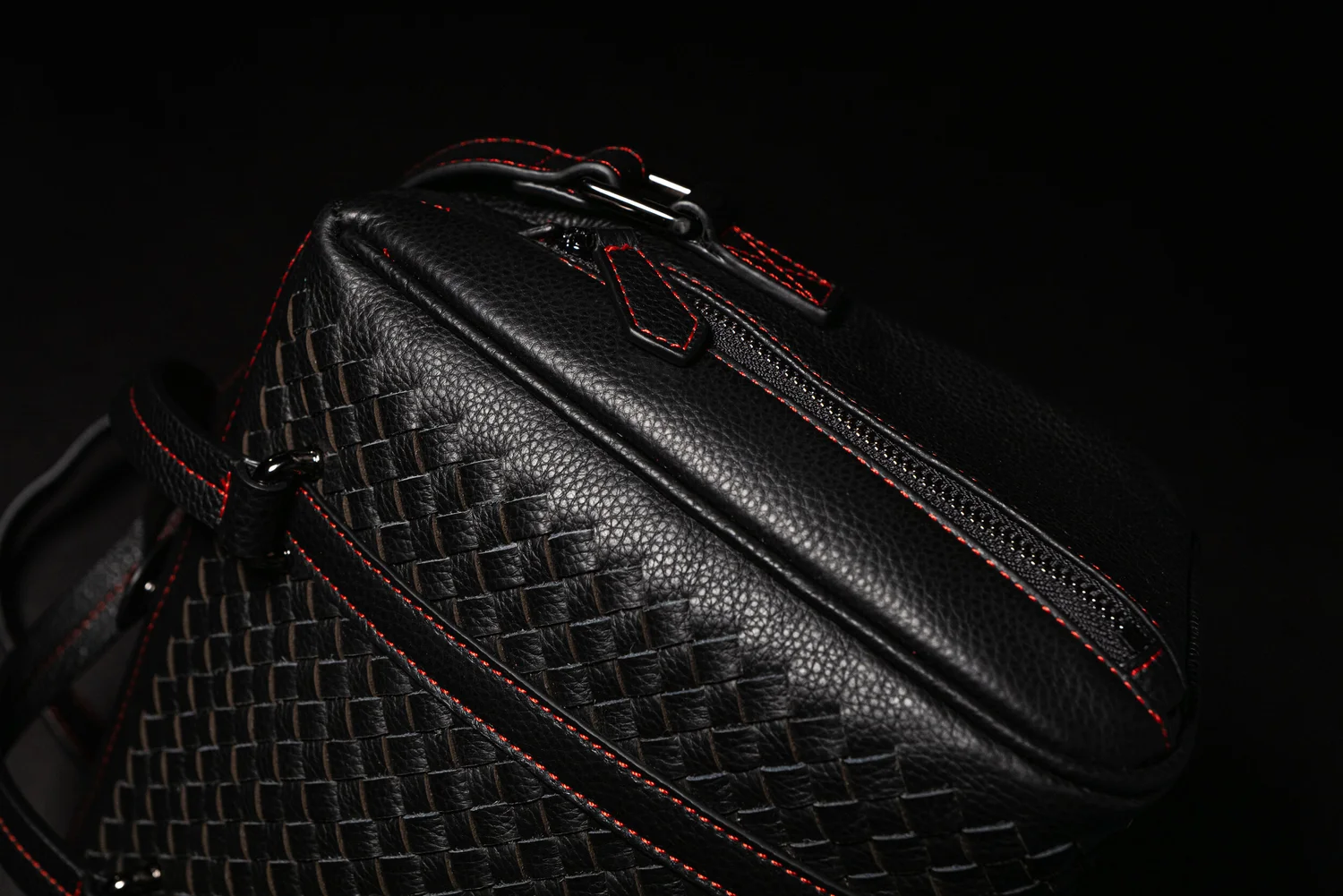 vi vante calibre hand woven leica leather camera bag details black red stitching 6.jpg