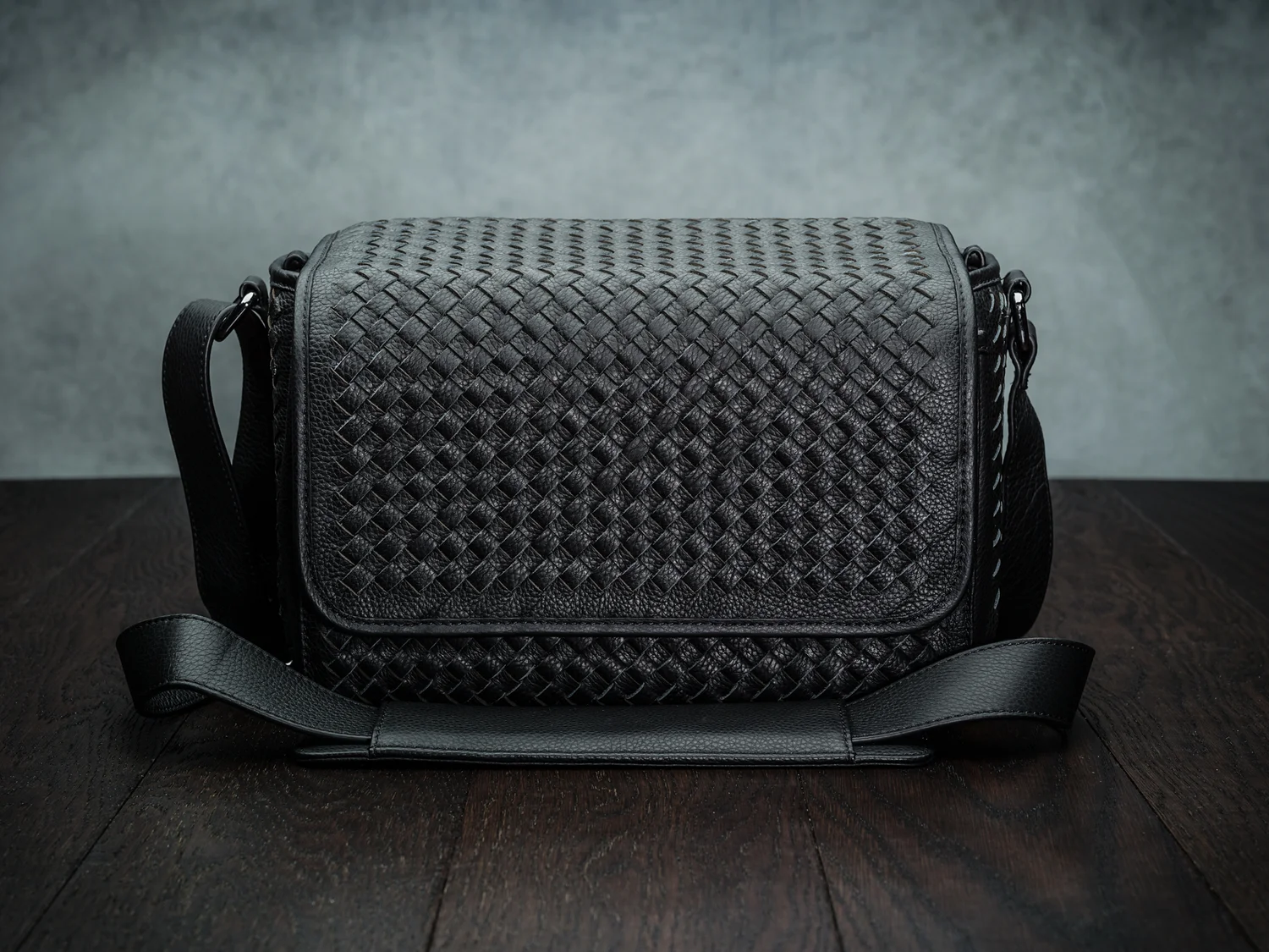 worlds most luxurious camera bag Vi Vante hand woven leather for leica camera M9 M10 M240 MP Q
