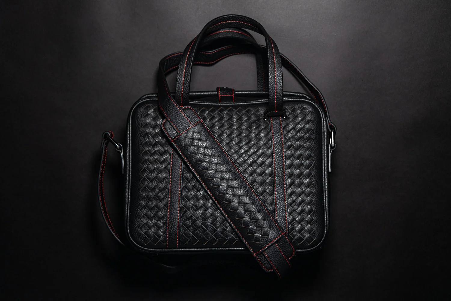 vi vante calibre hand woven leica leather camera bag details black red stitching 9.jpg
