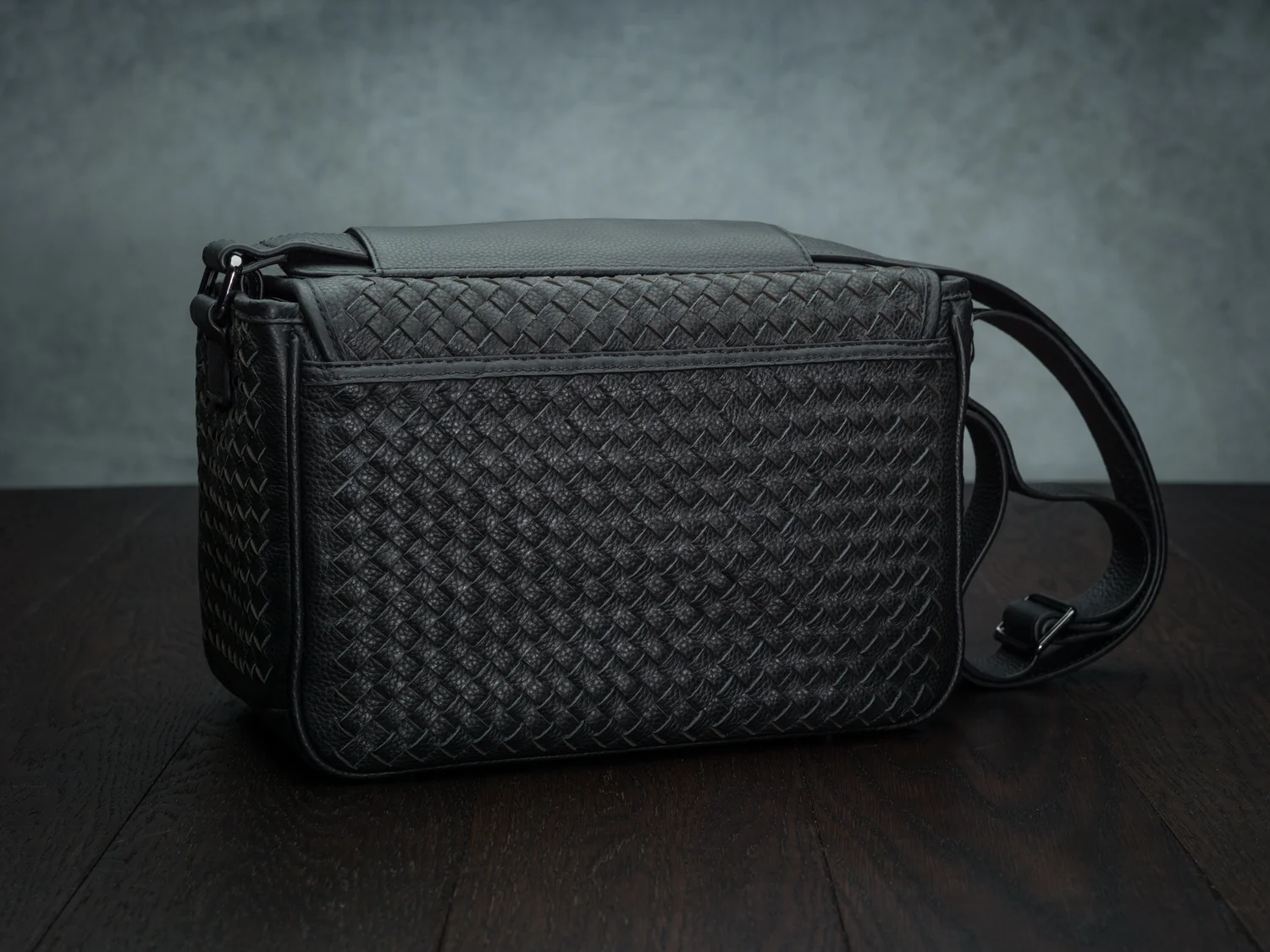 worlds most luxurious camera bag Vi Vante hand woven leather for leica camera M9 M10 M240 MP Q