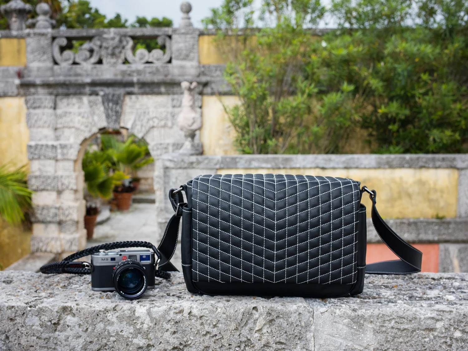 Vi Vante Quilted Leather Designer Camera Bag Luxury Design Leica Camera Leica M9 Barton 1972 Pitch Black Camera Strap Vizcaya