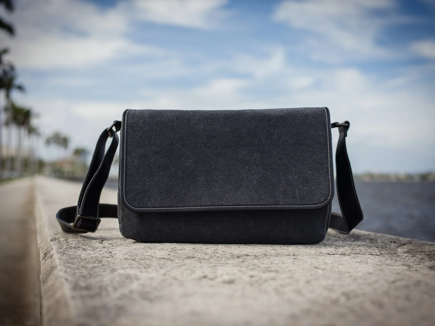 waxed canvas large messenger camera bag for dslr mirrorless cameras Nikon canon leica sony fuji Hasselblad phase one mama